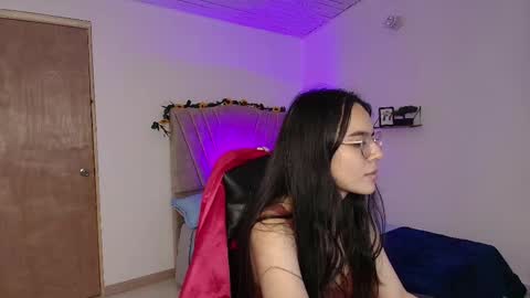 Snapshot of honey_buu chatting on September 24, 3:33 pm online show from September 24, 3:33 pm