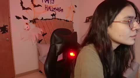 Snapshot of honey_buu chatting on October 10, 3:50 pm online show from October 10, 3:50 pm