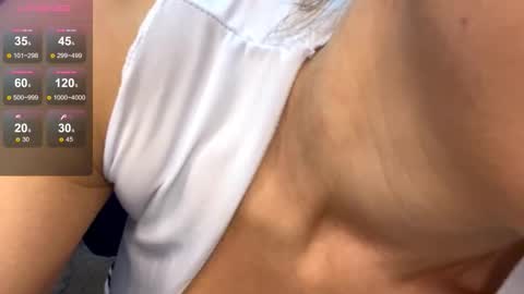 Snapshot of honey_light chatting on October 20, 7:33 am Nikki online show from October 20, 7:33 am