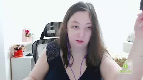 Snapshot of hot_and_pretty chatting on February 13, 12:00 pm Lila online show from February 13, 12:00 pm