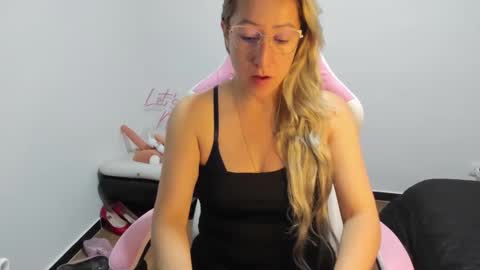 hottychrystal online show from December 4, 11:34 am