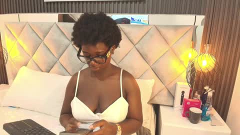 Snapshot of huddah_cam chatting on September 15, 11:29 am huddah online show from September 15, 11:29 am