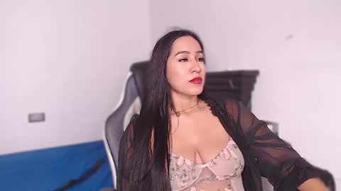 Snapshot of iamlara1 chatting on December 10, 2:05 am Lara online show from December 10, 2:05 am