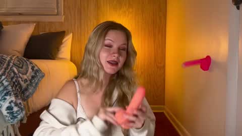 Snapshot of iheartcassie2844 chatting on December 10, 5:28 am cassie online show from December 10, 5:28 am