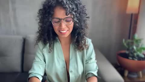 Snapshot of illaroom chatting on October 6, 8:35 pm Kloe online show from October 6, 8:35 pm