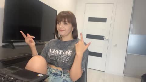 Snapshot of im_alisa_ chatting on September 30, 10:21 am Alisa online show from September 30, 10:21 am