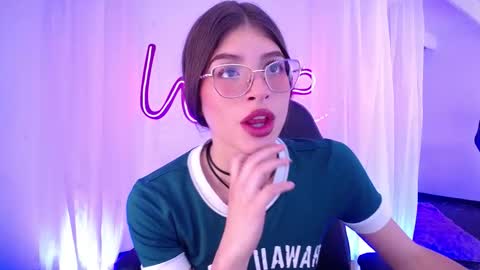 Snapshot of imchloe_ chatting on October 15, 9:28 pm Chloe online show from October 15, 9:28 pm