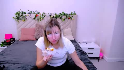Snapshot of incredible_ariela chatting on September 26, 10:24 am incredible_ariela online show from September 26, 10:24 am