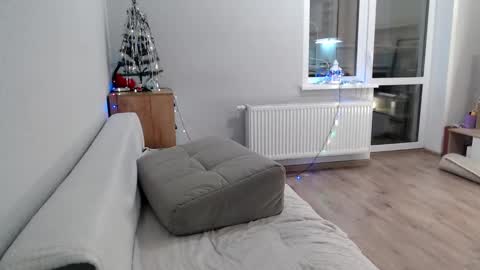 Della online show from January 7, 6:35 pm