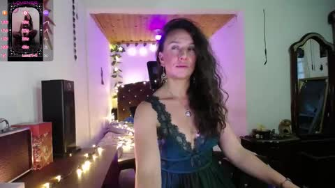 Snapshot of indigo_sativa chatting on September 30, 10:25 pm Indigo Wild online show from September 30, 10:25 pm