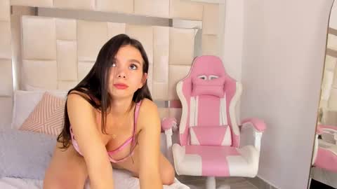 Snapshot of isabella_gomez11 chatting on February 19, 8:10 pm isabella_gomez11 online show from February 19, 8:10 pm