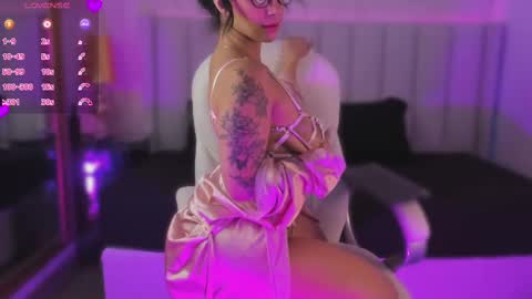 Snapshot of isabella_santamaria chatting on February 21, 9:11 pm Isa online show from February 21, 9:11 pm