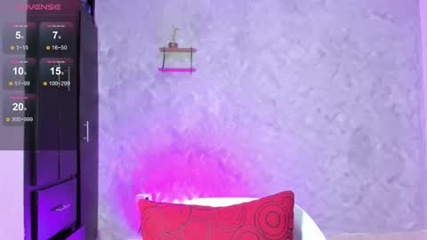 Instagram soybella01  online show from September 19, 7:24 pm