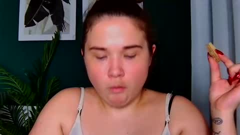 Isabell online show from October 12, 3:03 pm