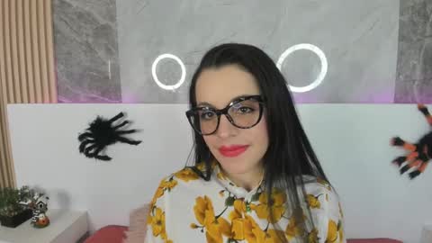 Isis Noir online show from October 6, 7:40 pm