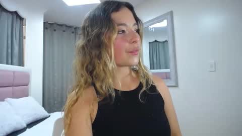 issadorajames online show from December 3, 6:49 pm