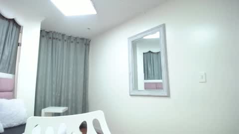 issadorajames online show from January 22, 7:03 pm