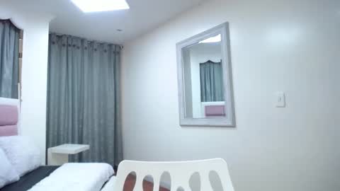 issadorajames online show from February 8, 7:05 pm