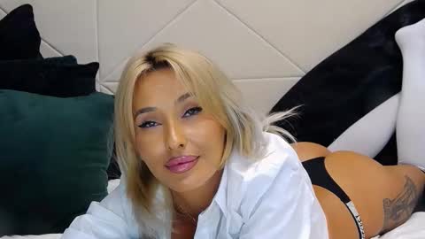 IssaSmyth online show from September 21, 10:58 am