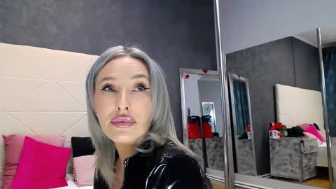 IssaSmyth online show from March 28, 12:48 pm