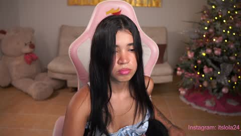 Snapshot of its_lola chatting on December 22, 5:12 am   online show from December 22, 5:12 am