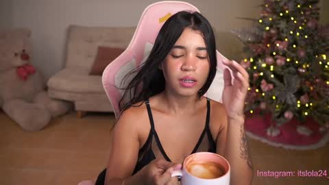 Snapshot of its_lola chatting on December 16, 12:59 am   online show from December 16, 12:59 am