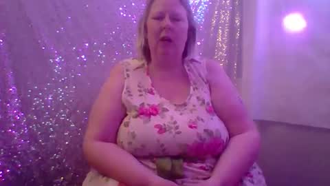 ivyjane3522 online show from May 3, 3:32 am