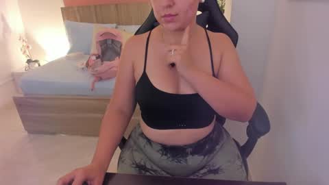 Snapshot of izaro_22 chatting on March 5, 2:14 am Iza online show from March 5, 2:14 am
