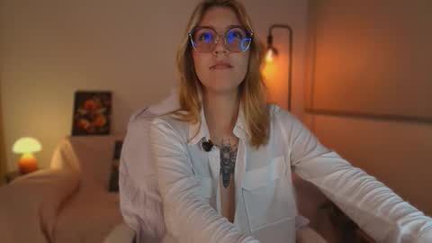 Linda Sofia help me get to 100 thumbs up online show from October 11, 4:50 am