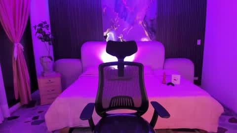 Jazminrusso  online show from April 27, 6:43 am