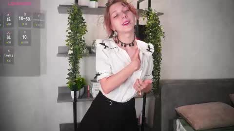 Snapshot of jeninedapinto chatting on September 14, 10:24 am Hi everyone my name Kira online show from September 14, 10:24 am