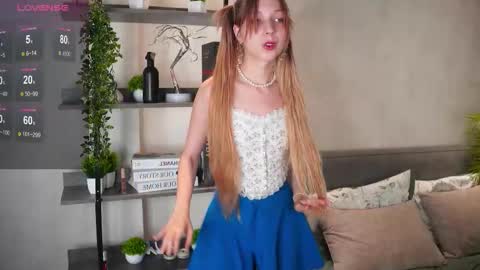 Snapshot of jeninedapinto chatting on September 28, 10:20 am Hi everyone my name Kira online show from September 28, 10:20 am