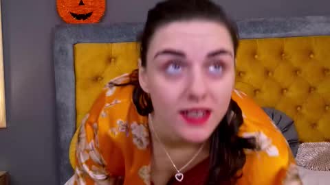 Jessica White online show from December 23, 5:11 am