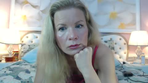 Snapshot of julia_giulia chatting on March 4, 11:22 pm julia_giulia online show from March 4, 11:22 pm