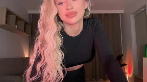 Snapshot of julia_rle chatting on October 15, 9:06 pm Julia R Le online show from October 15, 9:06 pm