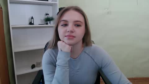 Snapshot of juliacrazy_ chatting on February 18, 6:15 am juliacrazy_ online show from February 18, 6:15 am