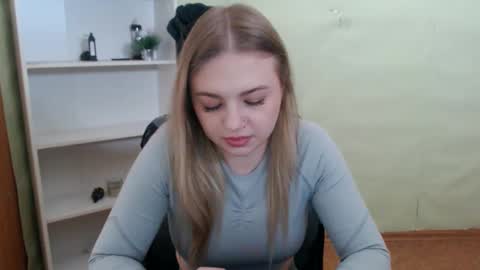 Snapshot of juliacrazy_ chatting on March 11, 5:57 am juliacrazy_ online show from March 11, 5:57 am