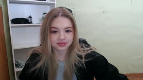 Snapshot of juliacrazy_ chatting on February 9, 5:50 am juliacrazy_ online show from February 9, 5:50 am