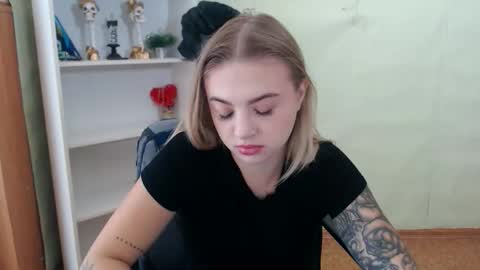 Snapshot of juliacrazy_ chatting on September 19, 5:28 am juliacrazy_ online show from September 19, 5:28 am
