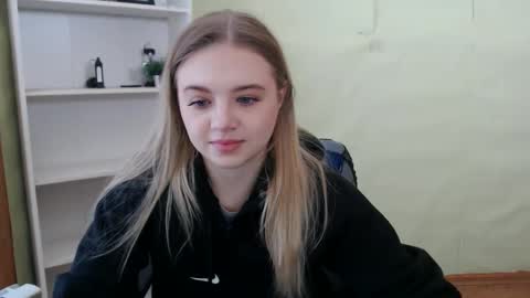 Snapshot of juliacrazy_ chatting on February 19, 6:22 am juliacrazy_ online show from February 19, 6:22 am