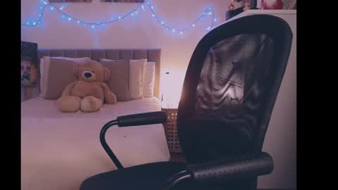 julialiones online show from December 17, 6:09 pm