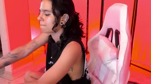 julianne_7 online show from February 5, 11:41 pm