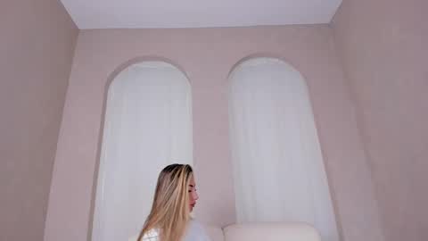Julia Sprouse  online show from May 21, 12:25 pm