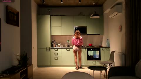 julia online show from December 19, 2:57 pm