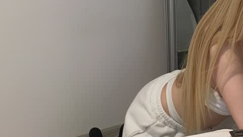 Snapshot of juliejuliette chatting on February 6, 12:00 am Julia online show from February 6, 12:00 am
