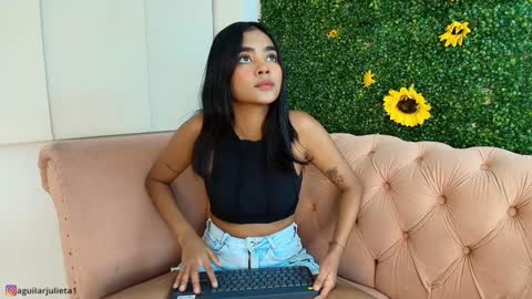 Snapshot of julieta_aguilar chatting on December 2, 7:14 pm Juli online show from December 2, 7:14 pm