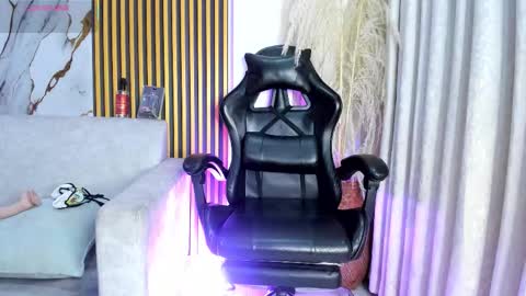 julietakane online show from November 17, 4:24 am