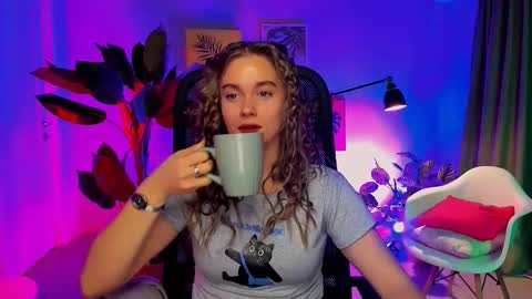 junewoods online show from November 22, 12:19 pm