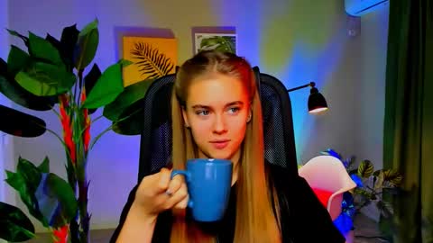 junewoods online show from December 4, 6:48 am