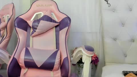 Snapshot of kamila_arias chatting on February 19, 12:00 pm online show from February 19, 12:00 pm